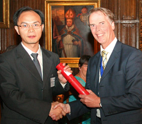 Dingchang Zheng receives the Martin Black award from IPEM President Peter Jarritt